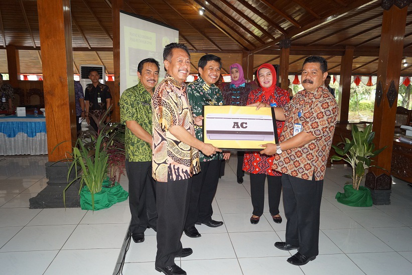 bupati bagi hadiah 2